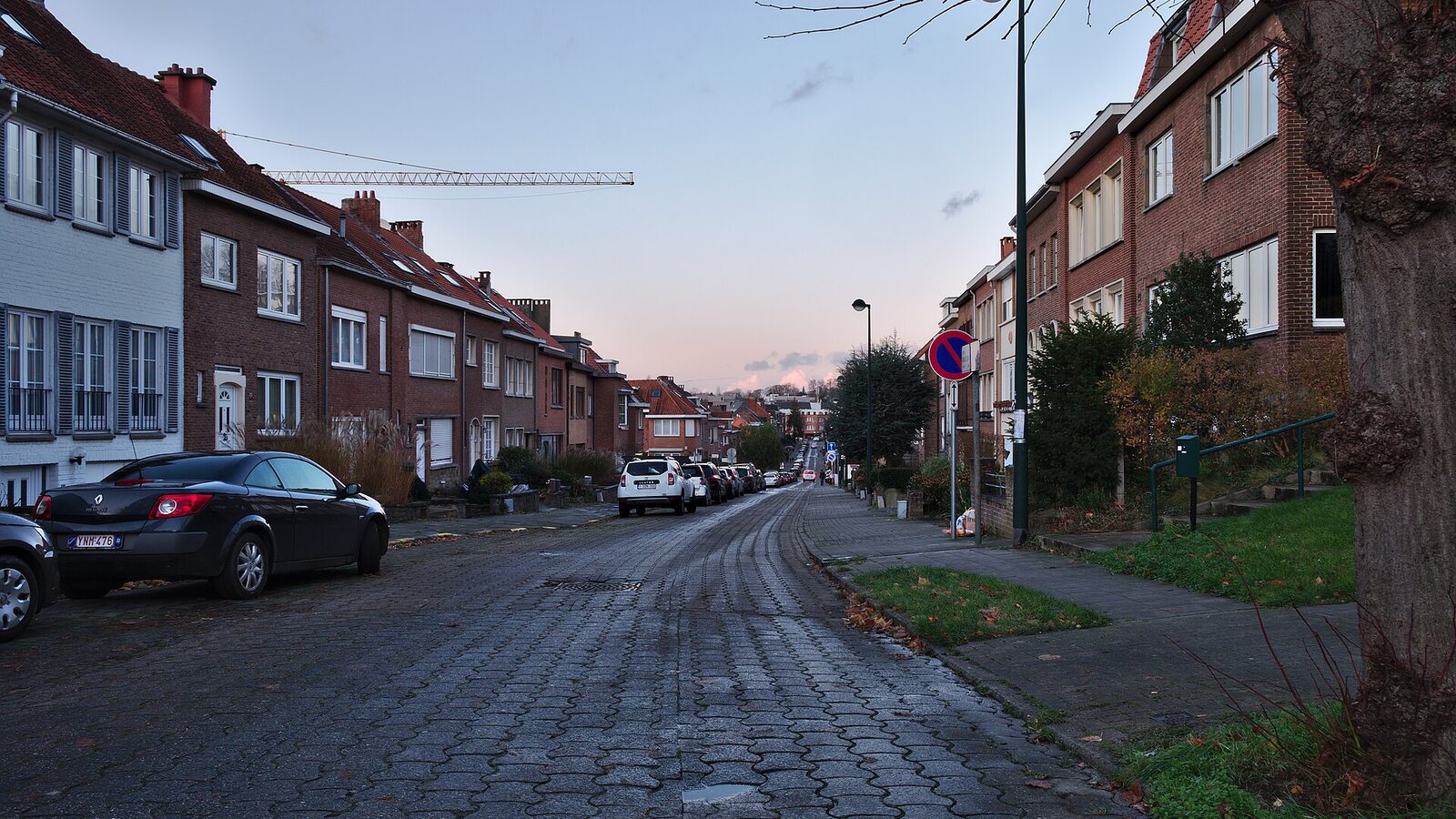 Avenue Daniel Boon 74-90 before street lights are turned on