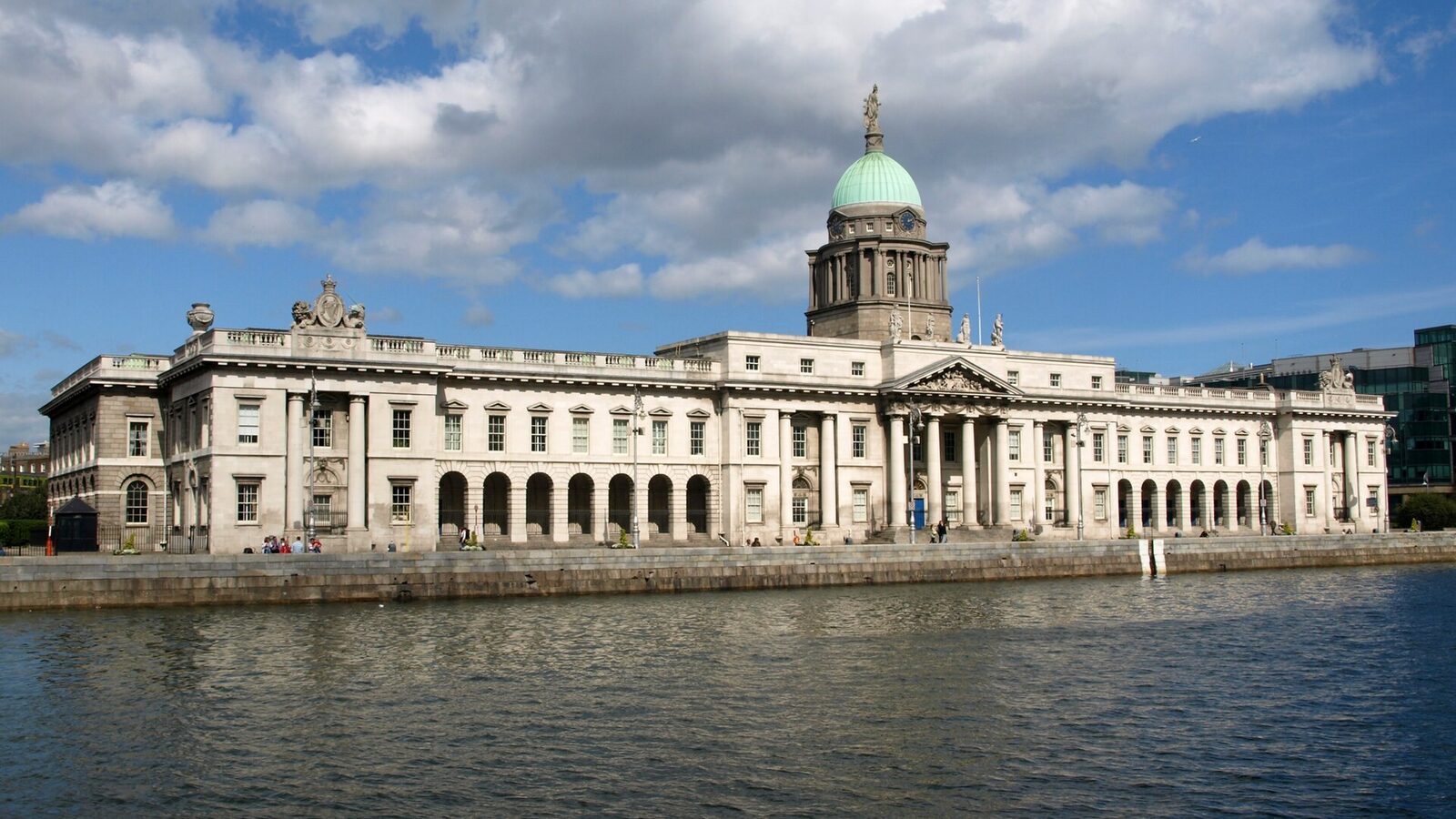 Fachada sur de la Custom House de Dublín a uno de los lados del rio Liffey