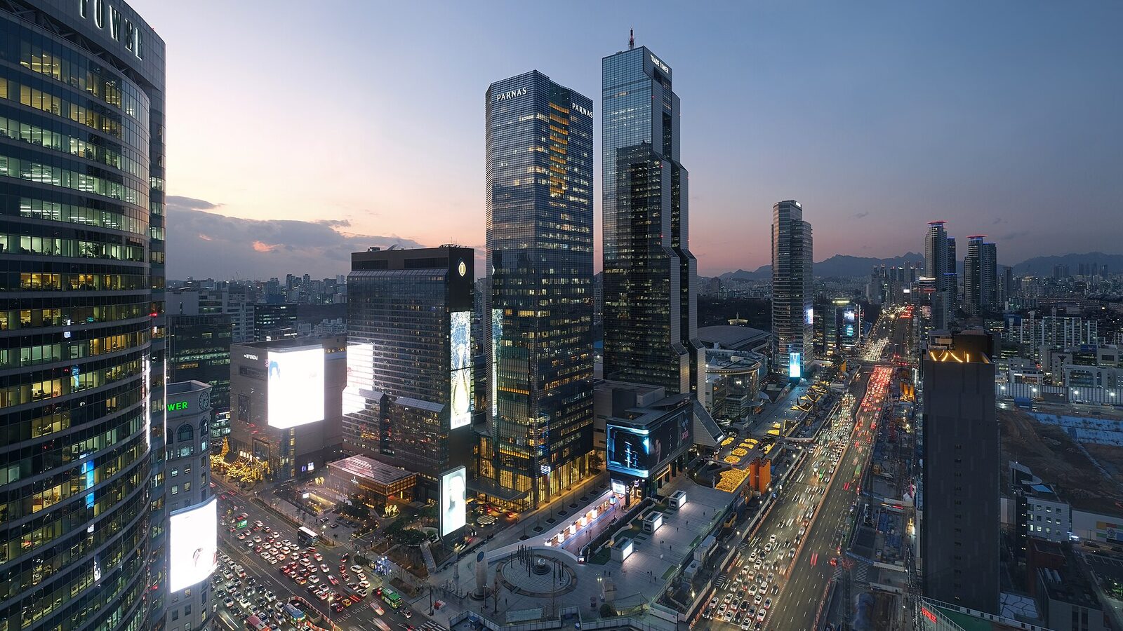 Crossing between Teheran-ro and Yeongdong-daero in Gangnam, Seoul