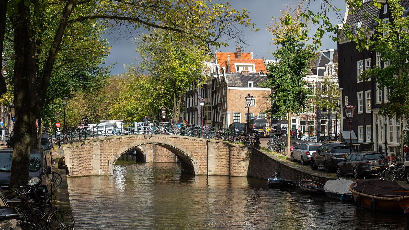 Reguliersgracht (crossing with Keizersgracht), canals in Amsterdam centre