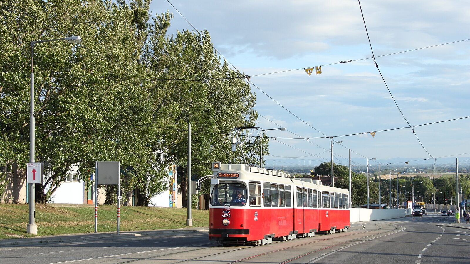 Linie 66 Favoritenstrasse vor Hst Altes Landgut