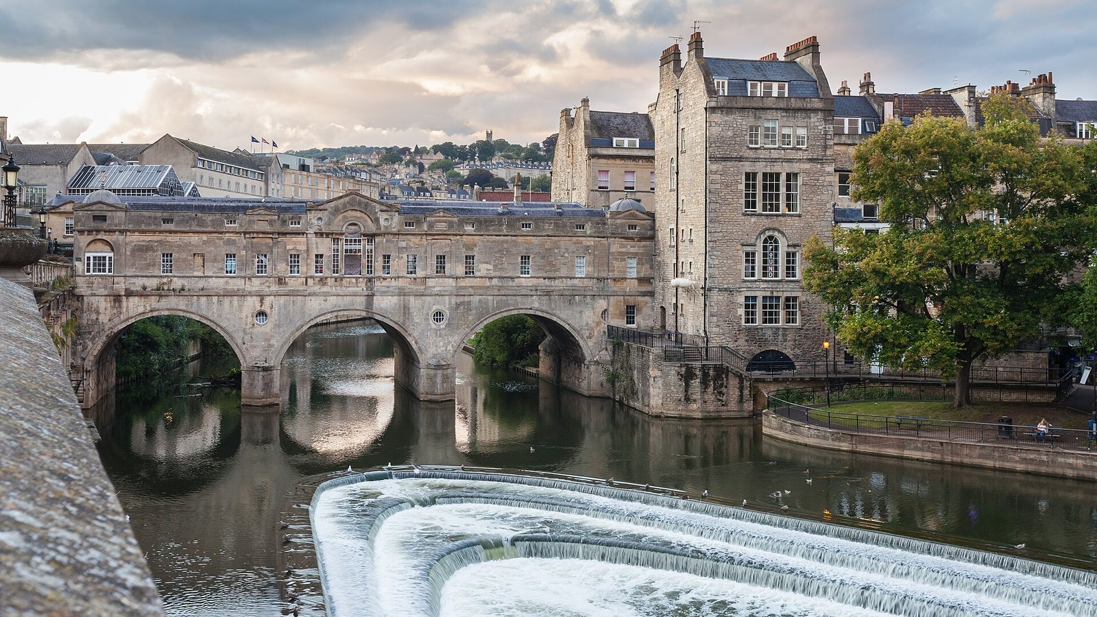 Pulteney Bridge and the weir on the River Avon in Bath, England
