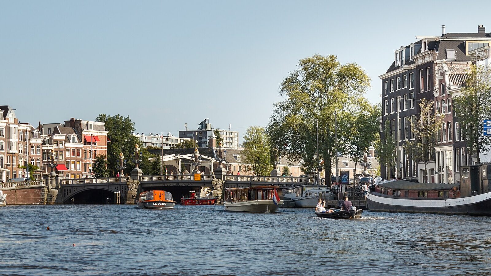 A view from a canal tour boat towards Blauwbrug coming from the North-West via Amstel