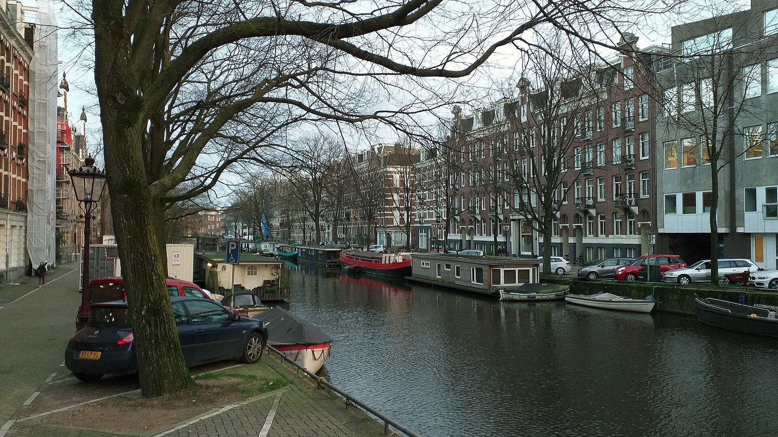 Canal houses and houseboats along the Nieuwe Keizersgracht in Amsterdam