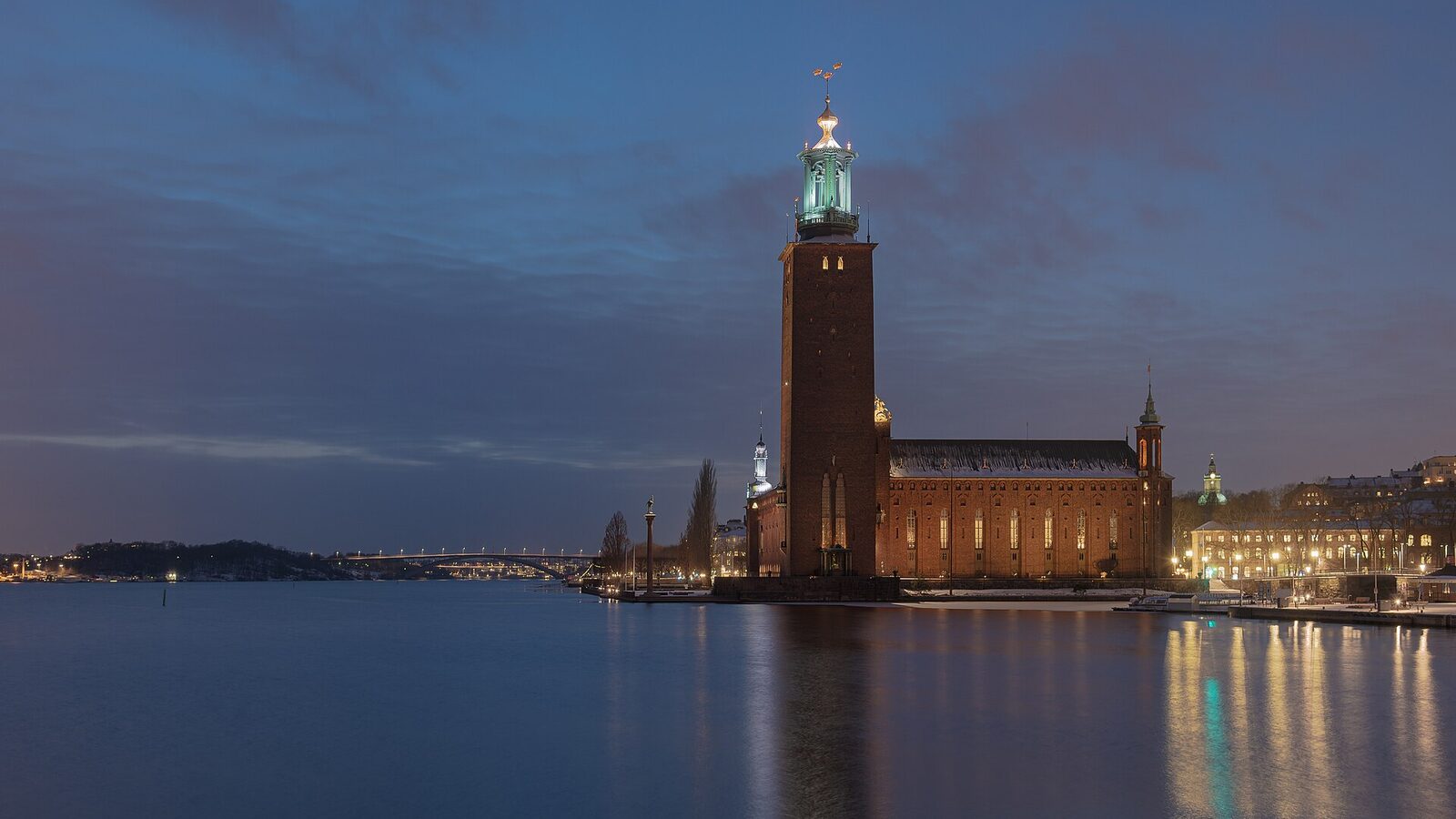 Stockholms stadshus (city hall), Västerbron in the background