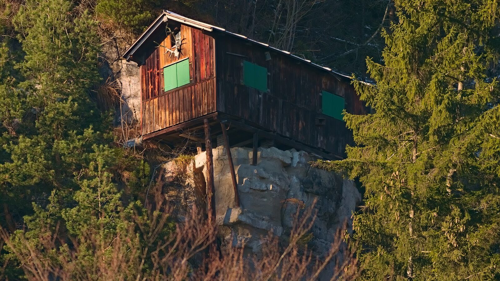 The Gleckstein-Hütte in Fallätsche, as seen from the path leading up towards Bristenstäfeli from Leimbach