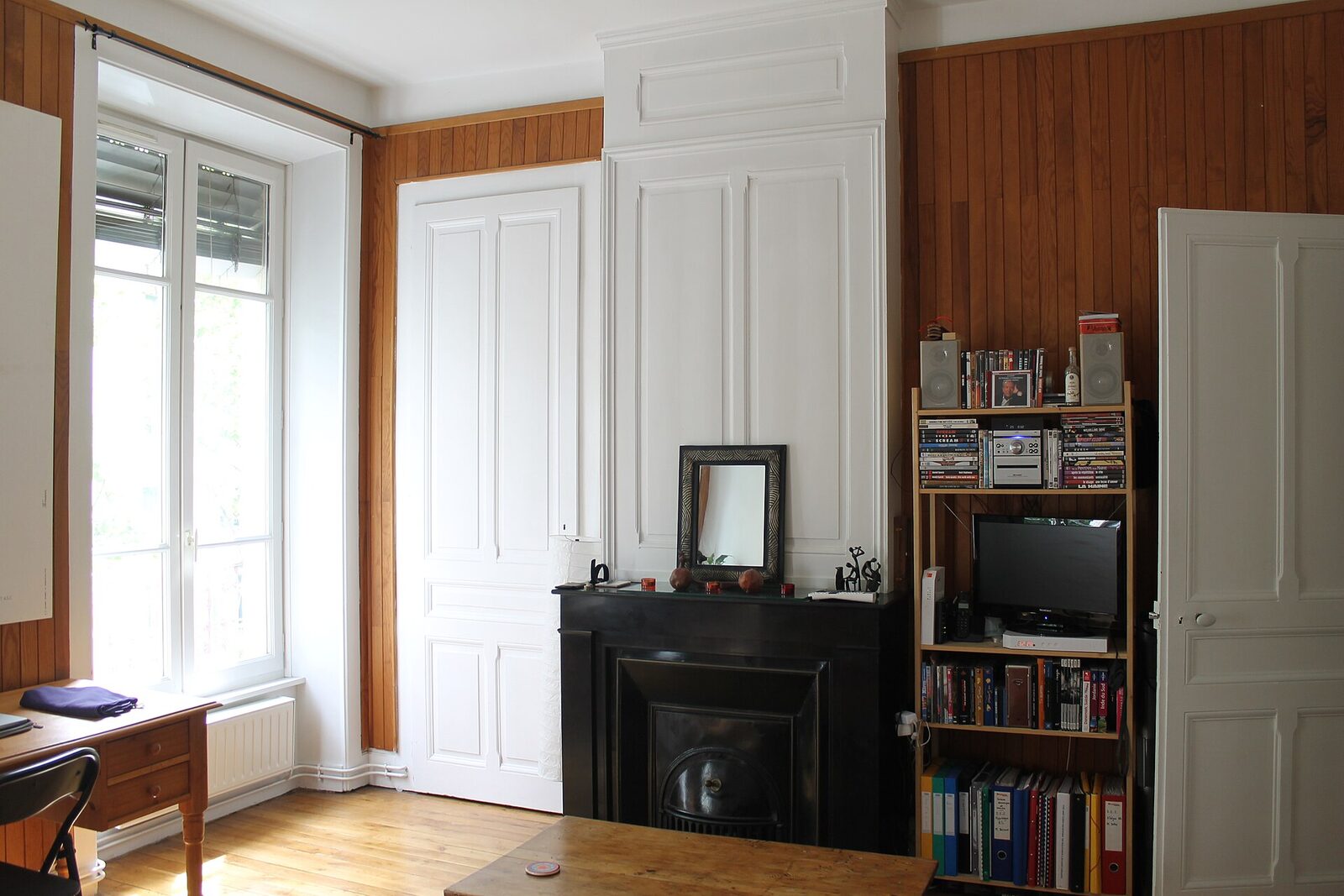 Living room with white double doors and tall Altbau windows